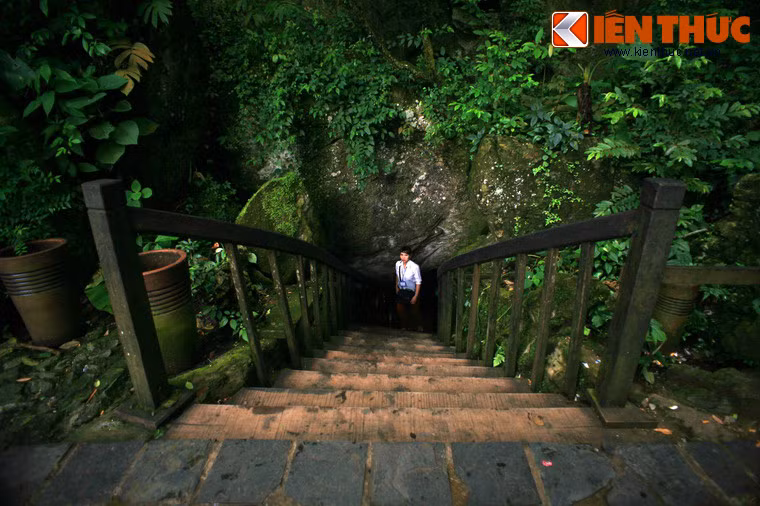 Nằm ở vùng lõi núi đá vôi của vườn quốc gia Phong Nha - Kẻ Bàng (huyện Bố Trạch, tỉnh Quảng Bình), động Thiên Đường là một trong ba kỳ quan hang động đang mở cửa phục vụ khách du lịch đại trà ở di sản thiên nhiên thế giới của tỉnh Quảng Bình. Nơi đây thật sự là chốn "thiên đường có thật" của Việt Nam.