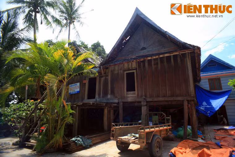 Theo thư tịch cổ, ngôi nhà sàn được khởi công vào năm 1883 dưới sự giám sát của nghệ nhân người Lào Khavivôngsao. Vừa trực tiếp chỉ huy thi công, vừa làm “tổng thầu”, ông đã đích thân chọn ra 14 thợ chính có tay nghề cao và hơn 10 thợ phụ để giúp việc.