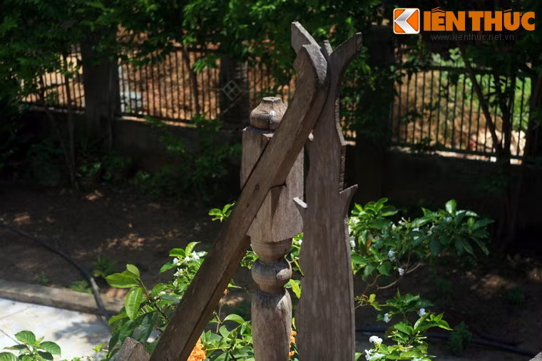 Trong quá trình tồn tại, ngôi nhà sàn cổ này đã trải qua nhiều biến cố lớn. Vào năm 1929, do khu nhà chung quanh bị cháy, căn nhà được chuyển địa điểm mới cách 1.000 mét, chính là địa điểm hiện tại.