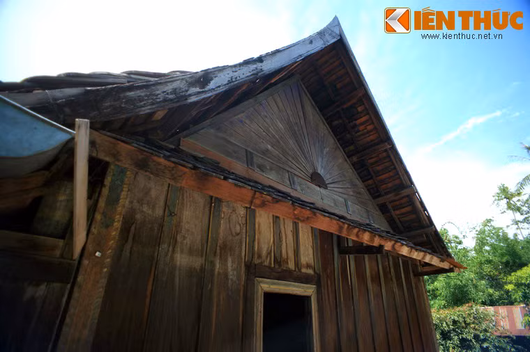 Ước tính, ngôi nhà sau khi hoàn thành tiêu tốn một số lượng gỗ trên 100m3, chủ yếu là các loại gỗ quý như: căm xe, cà chít, cẩm lai…