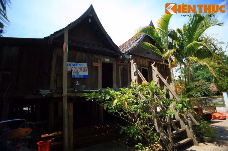 Bên cạnh các thợ mộc, quá trình xây nhà còn có sự tham gia gia đắc lực của 18 chú voi to khoẻ, chủ yếu trong công đoạn vận chuyển gỗ.