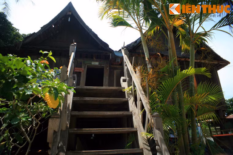 Ngôi nhà sàn gồm 3 gian được thiết kế theo kiểu nhà sàn của người Lào với đầu hồi mái nhọn và cao vút mô phỏng theo kiểu tháp cổ bồng. Công trình làm hoàn toàn bằng các loại gỗ ở địa phương và có thể tháo rời từng phần để di dời khi cần thiết.