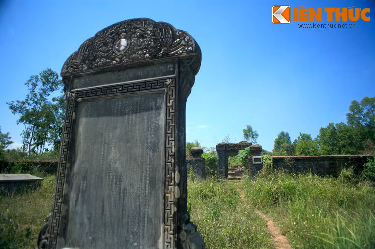 Những chữ Hán khắc trong lòng bia vẫn còn đọc được, nét chữ chân phương, rõ ràng và có cả thảy 883 chữ, mỗi chữ đều là lời lược thuật về cuộc đời, phẩm hạnh của bà Chiêu Nghi và bày tỏ niềm tiếc thương của chúa Nguyễn dành cho bà.