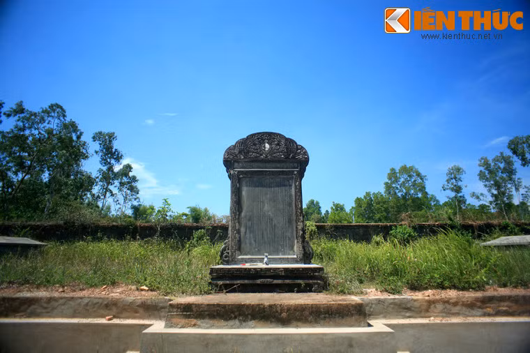 Một điều đặc biệt nữa của lăng Chiêu Nghi là phía trước lăng còn có một tấm văn bia được chạm khắc tinh xảo. Đây chính là tấm văn bia duy nhất thời tiền Nguyễn được lưu giữ đến ngày nay.