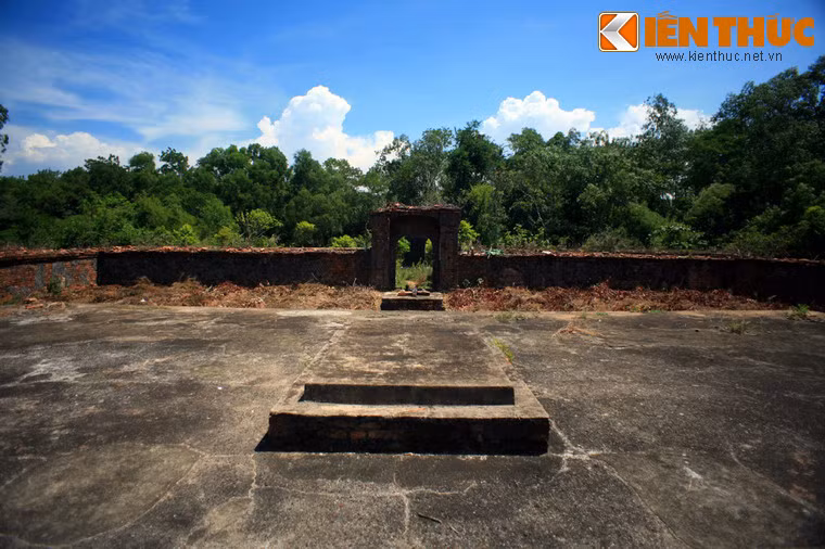 Toàn bộ khu lăng mộ gồm có hai vòng thành, vòng ngoài có hai trụ cổng, vòng trong có cổng vòm ra vào, bên trong là ngôi mộ nhỏ hình chữ nhật hai tầng.
