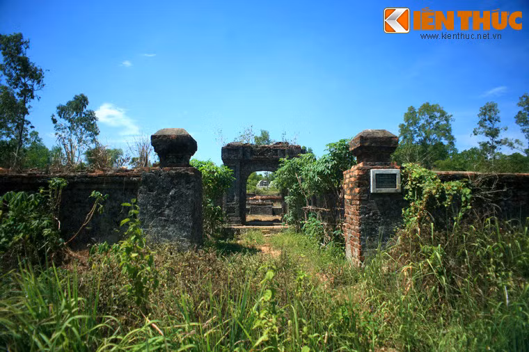 Tại xã Thuỷ Xuân, TP Huế, tỉnh Thừa Thiên-Huế có một khu lăng mộ cổ ít người biết đến, nhưng lại mang một số phận lịch sử hết sức đặc biệt.