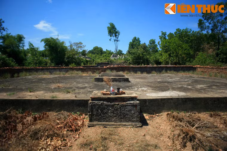 Theo sử sách nhà Nguyễn, khi chiếm thành Phú Xuân (Huế) năm 1790, quân Tây Sơn đã tiến hành việc đập phá lăng mộ và văn bia của các chúa Nguyễn một cách có hệ thống nhằm xóa hết dấu vết lịch sử của đối thủ.