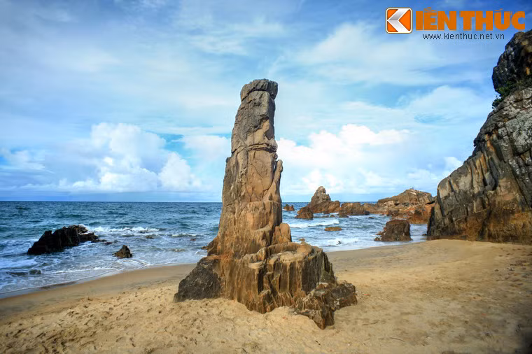 Nằm dưới chân đèo Lý Hoà, huyện Bố Trạch, tỉnh Quảng Bình, bãi Đá Nhảy là một thắng cảnh có một không hai tại dải đất miền Trung.