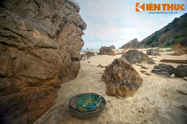 Có thể nói, bải Đá Nhảy là một địa điểm không thể bỏ qua của du khách mỗi khi đặt chân đến mảnh đất Quảng Bình.