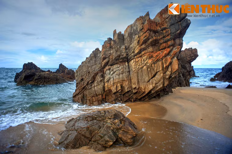 Cách giải thích quen thuộc nhất là các tảng nằm rải rác trên bãi biển trông giống như những con cóc đang nhảy lô nhô giữa những con sóng bạc.