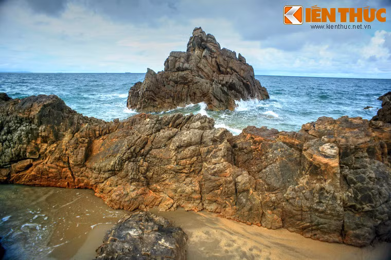 Không rõ tên gọi bãi Đá Nhảy đã có từ bao giờ. Chỉ biết có nhiều lý giải khác nhau về cái tên này.