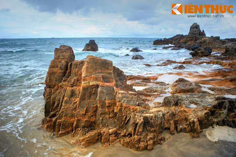 Khu vực này là một phần của dãy núi đá bị biển xâm thực, với hàng nghìn mỏm đá muôn hình muôn vẻ nhấp nhô trên sóng nước.