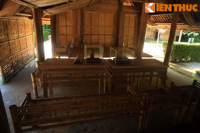 Đây là một ngôi nhà 5 gian và 2 chái, trong đó ba gian ngoài là nơi cụ Đường dạy học. Ngôi nhà cũng là nơi bà Hoàng Thị Loan - thân mẫu của Bác Hồ - sinh ra và lớn lên, là lớp học đầu tiên ươm trồng tài năng của ông Nguyễn Sinh Sắc - thân phụ của Người.