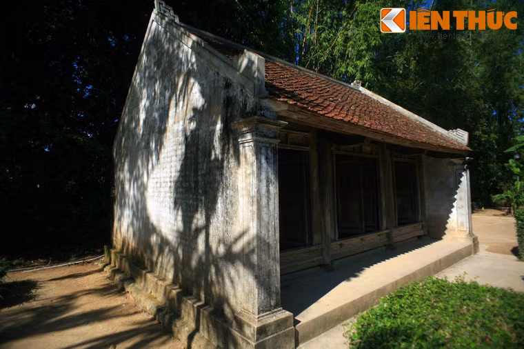 Cách ngôi nhà của cụ Nguyễn Sinh Sắc và bà Hoàng Thị Loan không xa là ngôi nhà thờ chi nhánh họ Hoàng Xuân - họ ngoại của Bác Hồ.