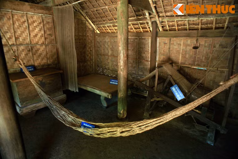 Hai gian còn lại không có vách ngăn, gian trong có chiếc giường nhỏ là nơi nghỉ của ông Sắc và bà Loan, sát bên chiếc giường là chiếc rương gỗ nhỏ. Gian ngoài có chiếc khung cửi là công cụ lao động của bà Loan và chiếc võng gai mà thời ấu thơ Bác Hồ đã nằm nghe lời mẹ ru và những câu chuyện cổ tích của bà ngoại.