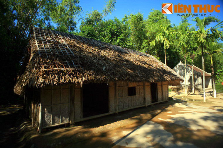 Ở góc vườn phía Tây nhà ông bà Hoàng Đường là ngôi nhà của cụ Nguyễn Sinh Sắc và bà Hoàng Thị Loan khi hai người đã kết hôn. Tại ngôi nhà nhỏ ba gian đơn sơ này, cậu bé Nguyễn Sinh Cung đã cất tiếng khóc chào đời vào buổi sáng ngày 19/05/1890.