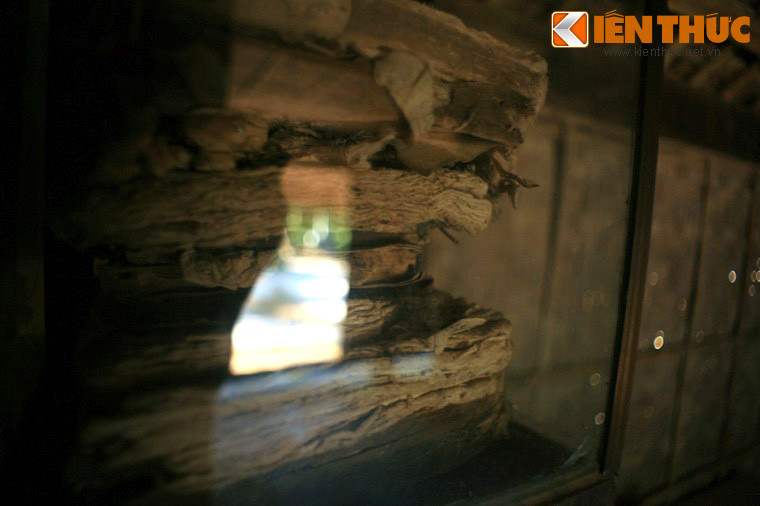 Những cuốn sách cụ Nguyễn Sinh Sắc từng đọc vẫn còn được lưu giữ tại gian nhà này.