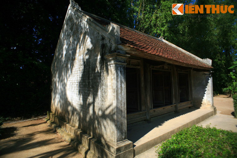 Cách ngôi nhà của cụ Nguyễn Sinh Sắc và bà Hoàng Thị Loan không xa là ngôi nhà thờ chi nhánh họ Hoàng Xuân - họ ngoại của Bác Hồ.