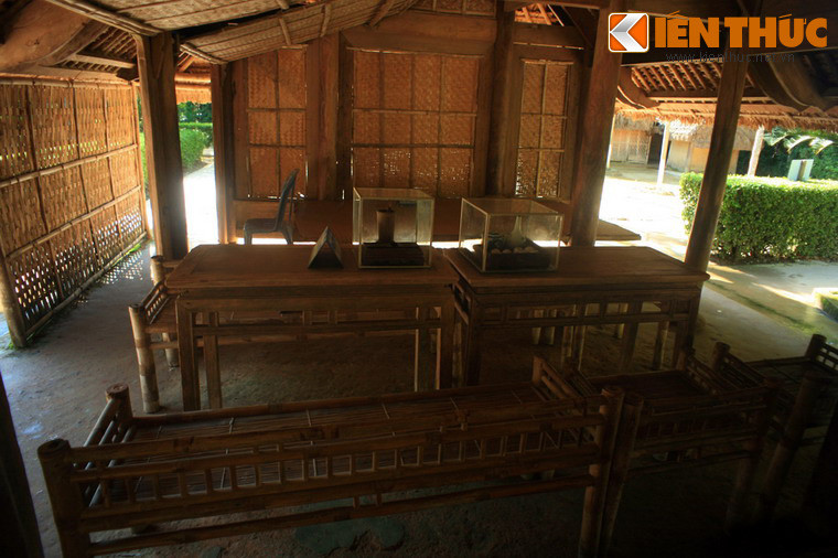 Đây là một ngôi nhà 5 gian và 2 chái, trong đó ba gian ngoài là nơi cụ Đường dạy học. Ngôi nhà cũng là nơi bà Hoàng Thị Loan - thân mẫu của Bác Hồ - sinh ra và lớn lên, là lớp học đầu tiên ươm trồng tài năng của ông Nguyễn Sinh Sắc - thân phụ của Người.