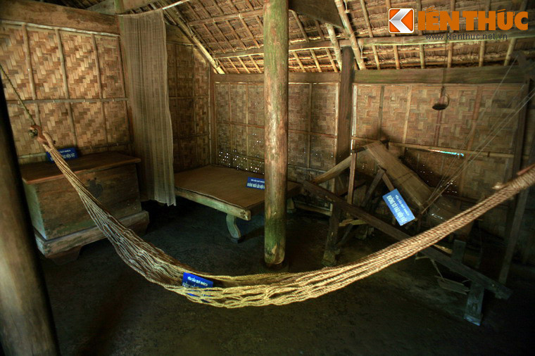 Hai gian còn lại không có vách ngăn, gian trong có chiếc giường nhỏ là nơi nghỉ của ông Sắc và bà Loan, sát bên chiếc giường là chiếc rương gỗ nhỏ. Gian ngoài có chiếc khung cửi là công cụ lao động của bà Loan và chiếc võng gai mà thời ấu thơ Bác Hồ đã nằm nghe lời mẹ ru và những câu chuyện cổ tích của bà ngoại.