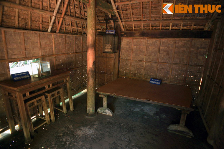 Gian ngoài của ngôi nhà là nơi làm việc của cụ Nguyễn Sinh Sắc. Cạnh cửa sổ có chiếc án thư với nghiên mực, hộp đựng bút lông, hai chiếc ghế vuông. Cụ Hoàng Đường thường qua đây đàm đạo với con rể về văn chương, chữ nghĩa.