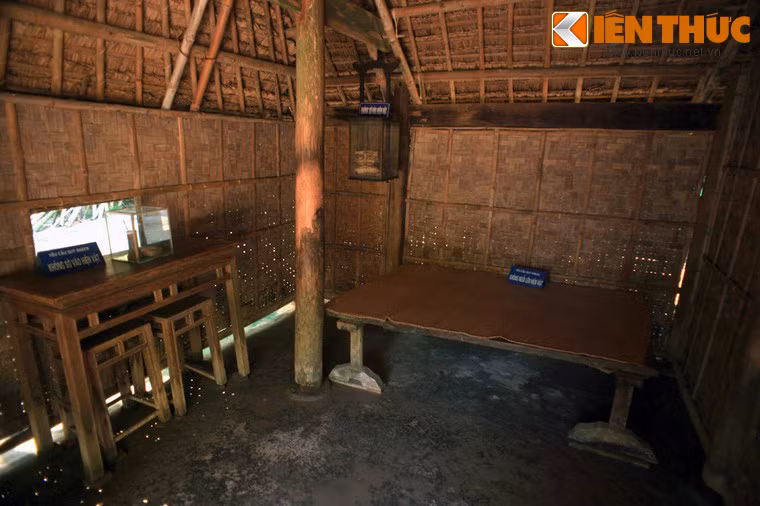 Gian ngoài của ngôi nhà là nơi làm việc của cụ Nguyễn Sinh Sắc. Cạnh cửa sổ có chiếc án thư với nghiên mực, hộp đựng bút lông, hai chiếc ghế vuông. Cụ Hoàng Đường thường qua đây đàm đạo với con rể về văn chương, chữ nghĩa.