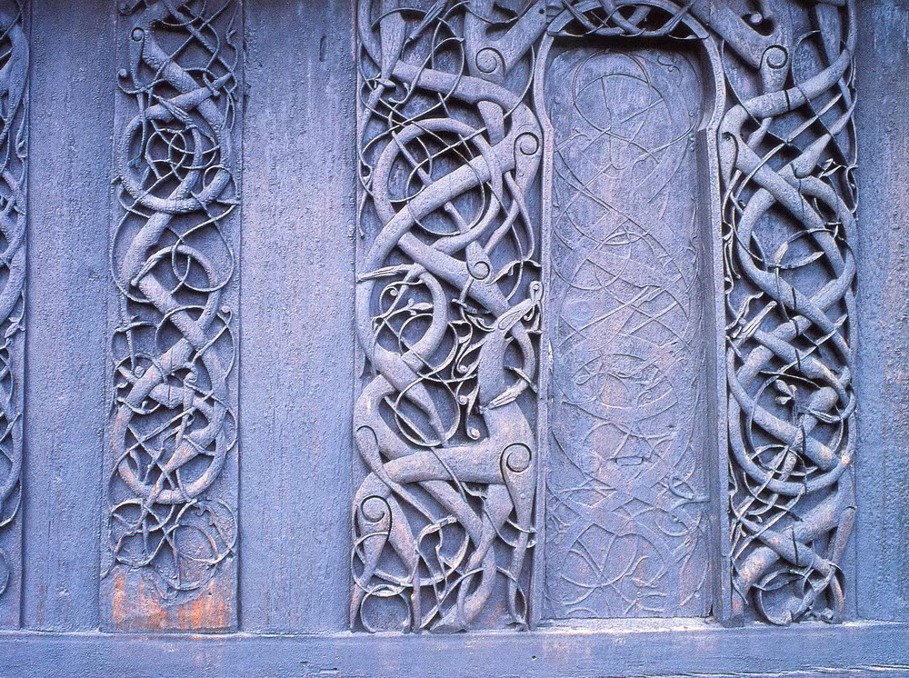 Chi tiết kiến trúc tinh xảo nhất của nhà thờ ván gỗ Urnes là bộ cửa chính với hình tượng một con vật bốn chân và một con rắn đang ngoạm vào cổ nhau. Đây là hình ảnh tượng trưng cho cuộc chiến giữa thiện và ác theo quạn niệm của người Viking cổ xưa.