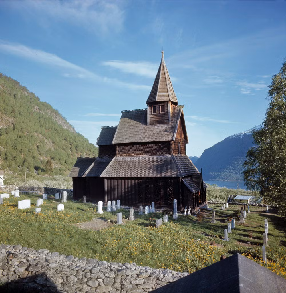 Từ thế kỷ 17 - 18, nhà thờ đã trải qua nhiều lần trùng tu lớn với việc nới rộng về phía Nam, sửa chữa các cửa sổ và dựng thêm một số công trình nhỏ khác.