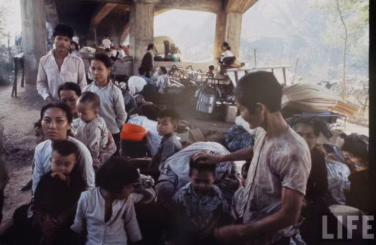 Người dân tản cư sinh sống tạm bợ dưới một gầm cầu ờ Sài Gòn năm 1968. Ảnh: Larry Burrows.