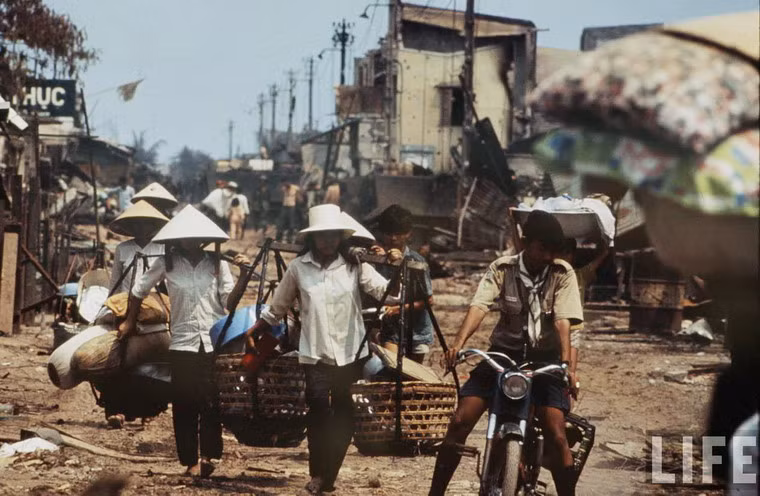 Người dân di tản trở về nhà sau khi chiến sự lắng dịu.