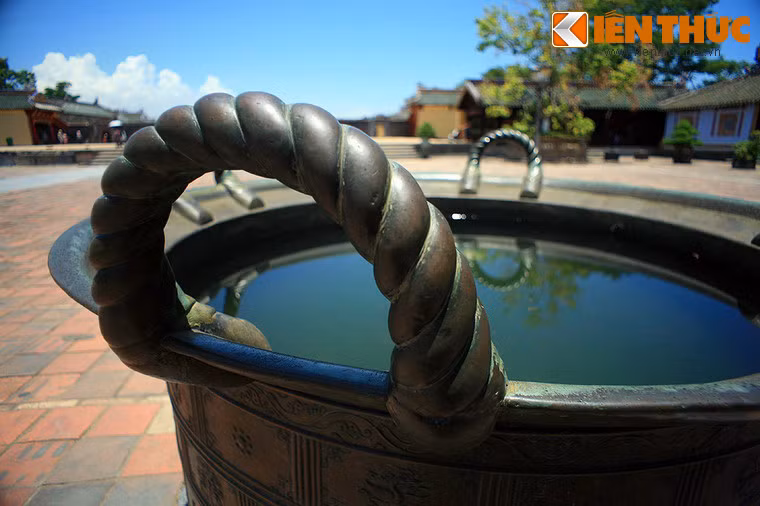 Trong 15 chiếc vạc đồng cổ còn lại ở Huế, có 11 chiếc được chúa Nguyễn Phúc Chu và chúa Nguyễn Phúc Tần cho đúc từ năm 1631 đến năm 1684.