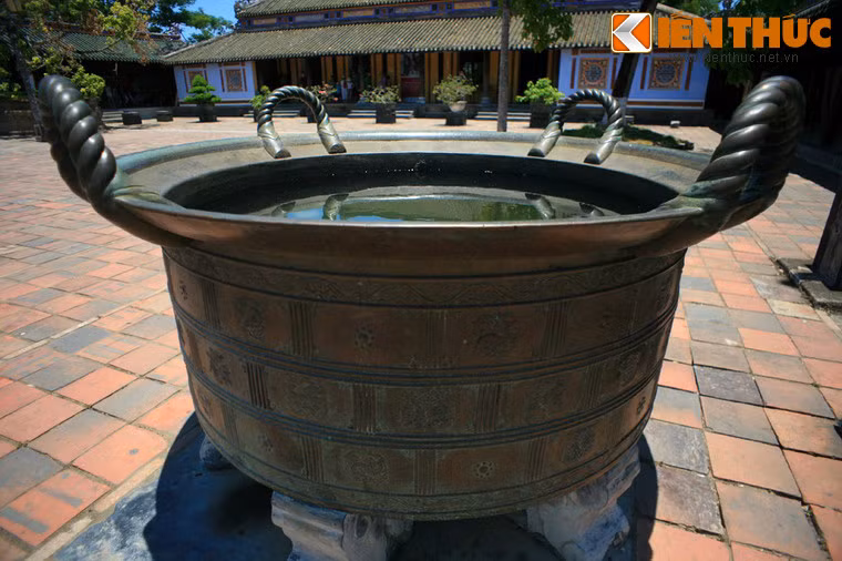 Hai chiếc vạc đều được đúc dưới thời chúa Nguyễn Phúc Tần (1620 - 1687). Chiếc thứ nhất đúc năm 1660, nặng 1.552kg. Chiếc thứ hai đúc năm 1662, nặng 1.489kg. Cả hai đều có bốn quai, đường kính miệng trên 1,2 m, cao trên 1 m.