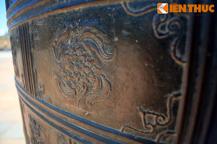 Mỗi ô đều có hoa văn riêng, bao gồm tinh tú, hoa lá, chim thú chạm khắc một cách công phu.