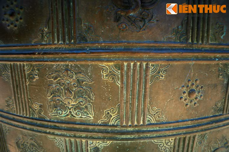 Hai chiếc vạc này có hình dáng và kiểu thức trang trí rất giống nhau, thân vạc được chia thành 60 ô hộc chữ nhật bằng nhau ngăn cách bởi các nhóm vạch thẳng đứng.