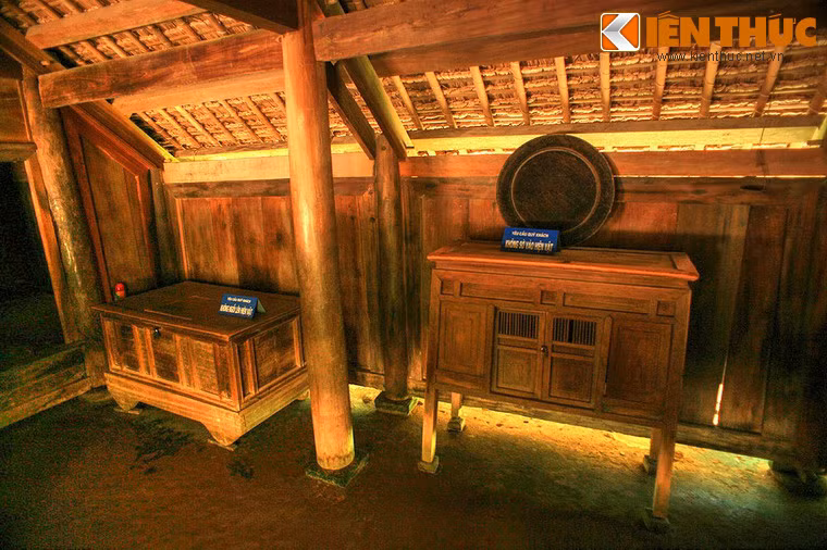 Ngôi nhà còn lưu giữ nhiều kỷ vật khác của gia đình cụ Nguyễn Sinh Sắc như chiếc rương đựng lương thực, chiếc tủ đứng hai ngăn đựng đồ dùng, chiếc mâm bằng gỗ sơn đen...