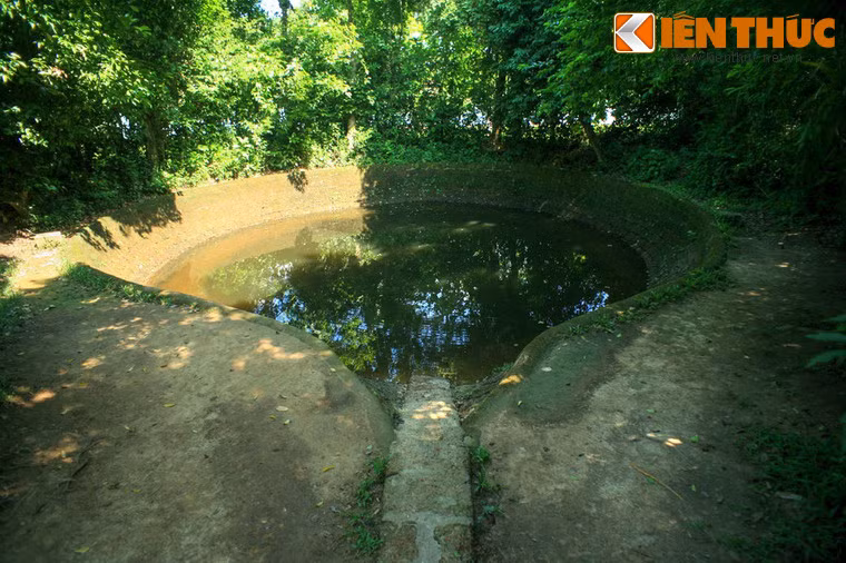 Bên cạnh ngôi nhà của cụ Phó bảng, làng Sen còn nhiều địa điểm khác mang dấu ấn thời niên thiếu của Bác Hồ. Đó là giếng Cốc, một giếng cổ được người làng Sen đào cuối thế kỷ 18. Trong những năm ở làng Sen, cậu bé Nguyễn Sinh Cung (tên thuở nhỏ của Bác) thường ra đây chơi và gánh nước về dùng.