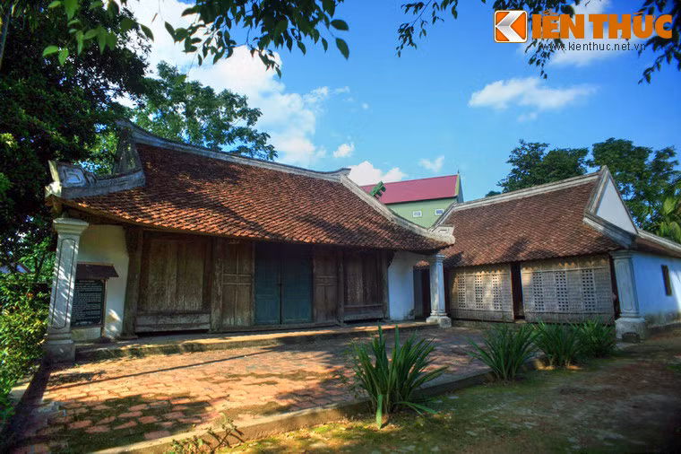 Trong làng Sen còn có nhà của cử nhân Vương Thúc Quý (1962 - 1907) - một người nổi tiếng yêu nước, thông minh, hay chữ, được mệnh danh là một trong "tứ hổ" của Nam Đàn cuối thế kỷ 19, đầu thế kỷ 20. Thời kỳ sống ở làng Sen, Nguyễn Sinh Cung và anh trai được gửi sang học ở đây. Quá trình học với thầy cử Vương đã ảnh hường sâu sắc đến học vấn, nghị lực và lòng yêu nước của cậu.