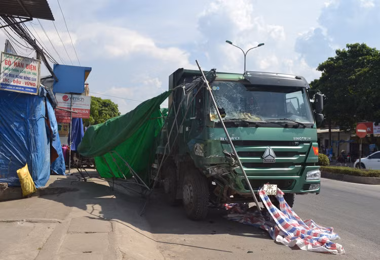 Xe tai mat lai dam bep xe khach do ben duong-Hinh-2