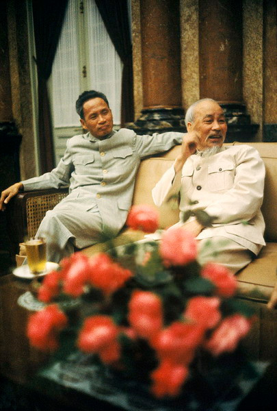 Bức ảnh màu hiếm có về hai nhà lãnh đạo cao nhất của Việt Nam Dân chủ Cộng hòa năm 1965.