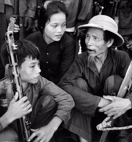 Dân quân thuộc hợp tác xã nông nghiệp Hồng Kỳ: Cụ Lê Văn Thân, cậu học sinh Bùi Văn Nguyên và nữ nông dân Lê Thị Nga. Hầu hết nam thanh niên ở nông thôn miền Bắc đã ra trận, chỉ còn người già, phụ nữ và trẻ em ở nhà.