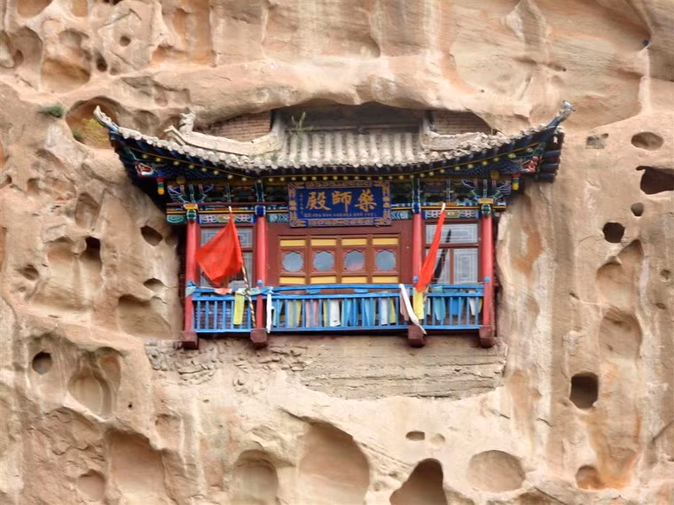 Không chỉ gây ấn tượng với địa thế hiểm trở, các ngôi chùa cổ ở Matisi còn được coi là những tác phẩm vô giá của nghệ thuật kiến trúc Yughur.