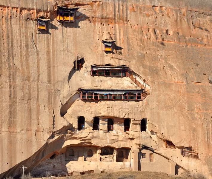 Các ngôi chùa ở Matisi đều được xây dựng trong các hang động nhân tạo, được đào sâu vào vách núi sa thạch dựng đứng.