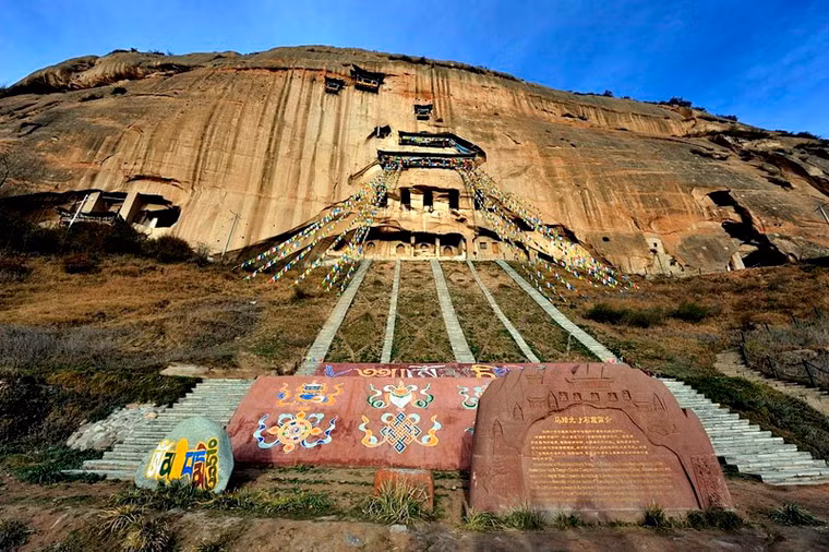 Những hang động cổ xưa nhất ở nơi đây được khởi tạo vào khoảng thế kỷ thứ 5, 6.