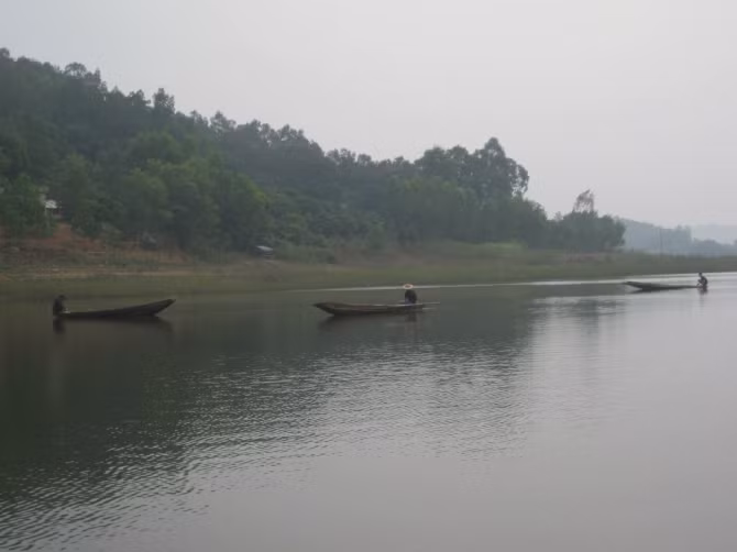 Trang dem rinh bat ca khong lo trong ho Cam Son