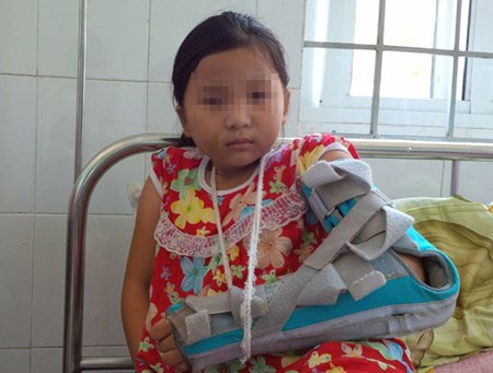 Be gai 10 tuoi bi cha de danh dap, tha xuong gieng