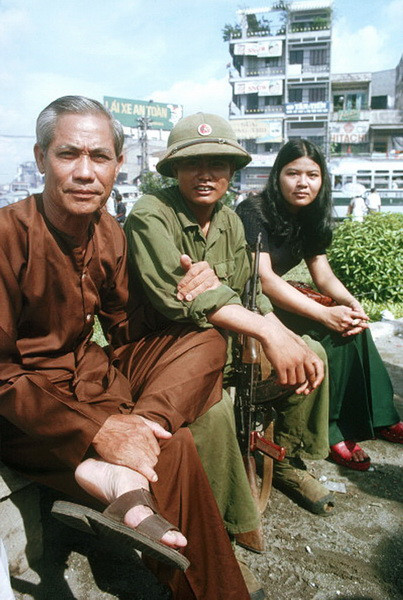 Bộ đội Giải phóng ngồi cùng người dân ở vòng xoay Ngã bảy Lý Thái Tổ.