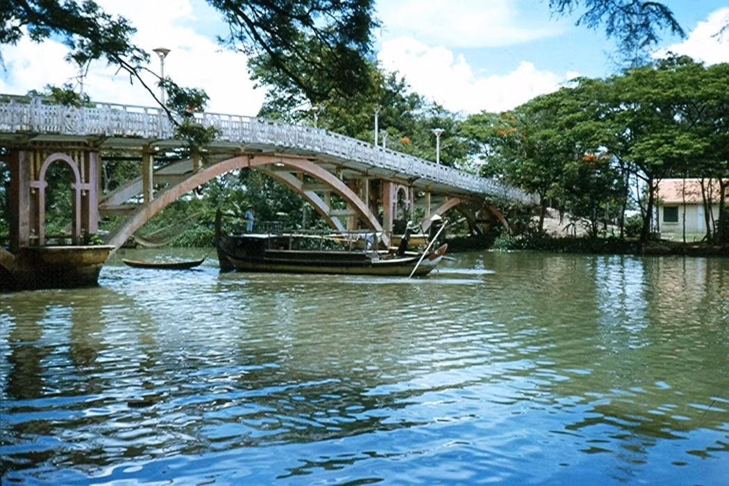 Cầu Thị Nghè phía sau Thảo Cầm Viên, ngày nay đã bị tháo dỡ.