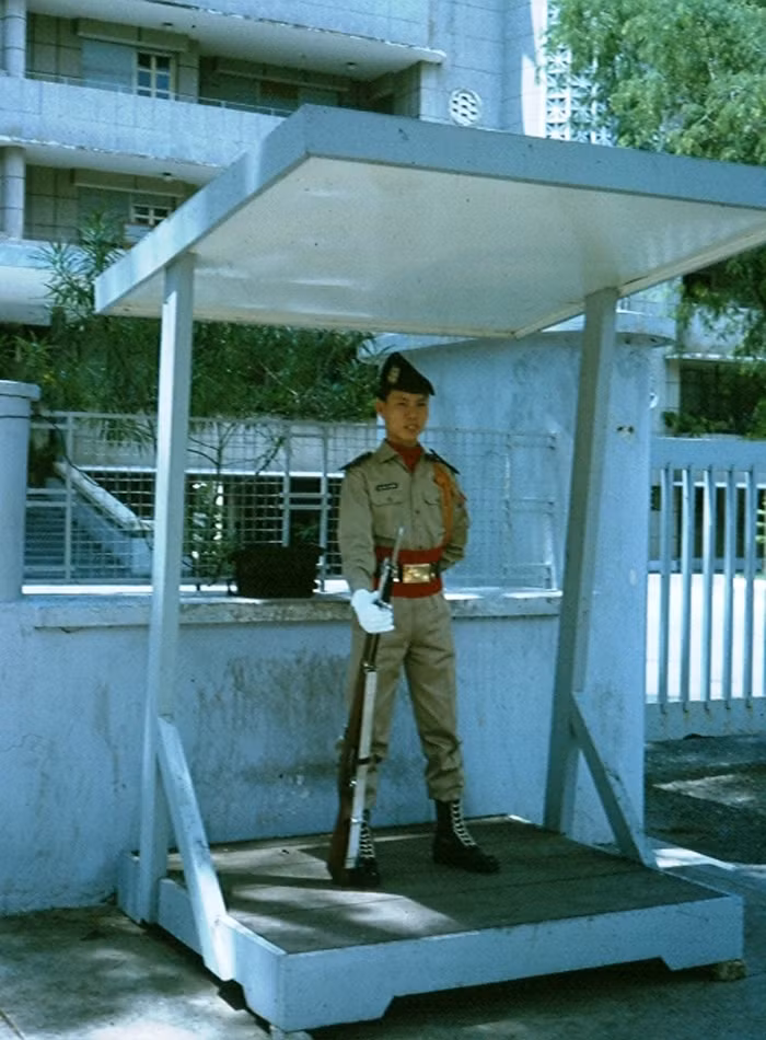 Cảnh vệ canh gác Dinh Thủ tướng trên đại lộ Thống Nhất (nay là đường Lê Duẩn).