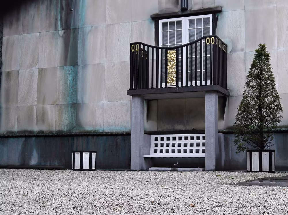 Tuy nhiên, dinh thự vẫn thuộc sở hữu của gia tộc Stoclet và không mở cửa cho công chúng thăm quan, nên du khách chỉ có thể quan sát công trình độc đáo này từ bên ngoài.