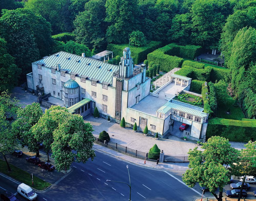 Dinh thự này thuộc quyền sở hữu của Adolphe Stoclet – một ông chủ ngân hàng giàu có và là nhà sưu tầm nghệ thuật nổi tiếng của châu Âu.